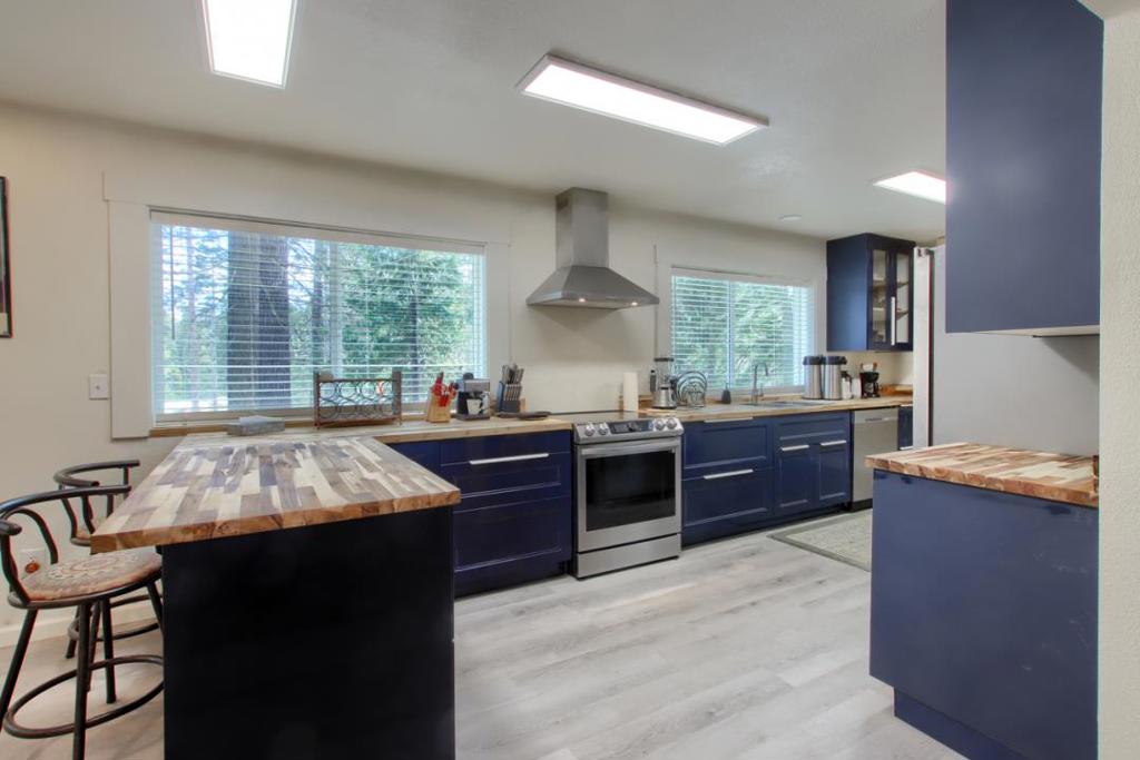 1144 Railroad Ln, Fish Camp, CA 93623