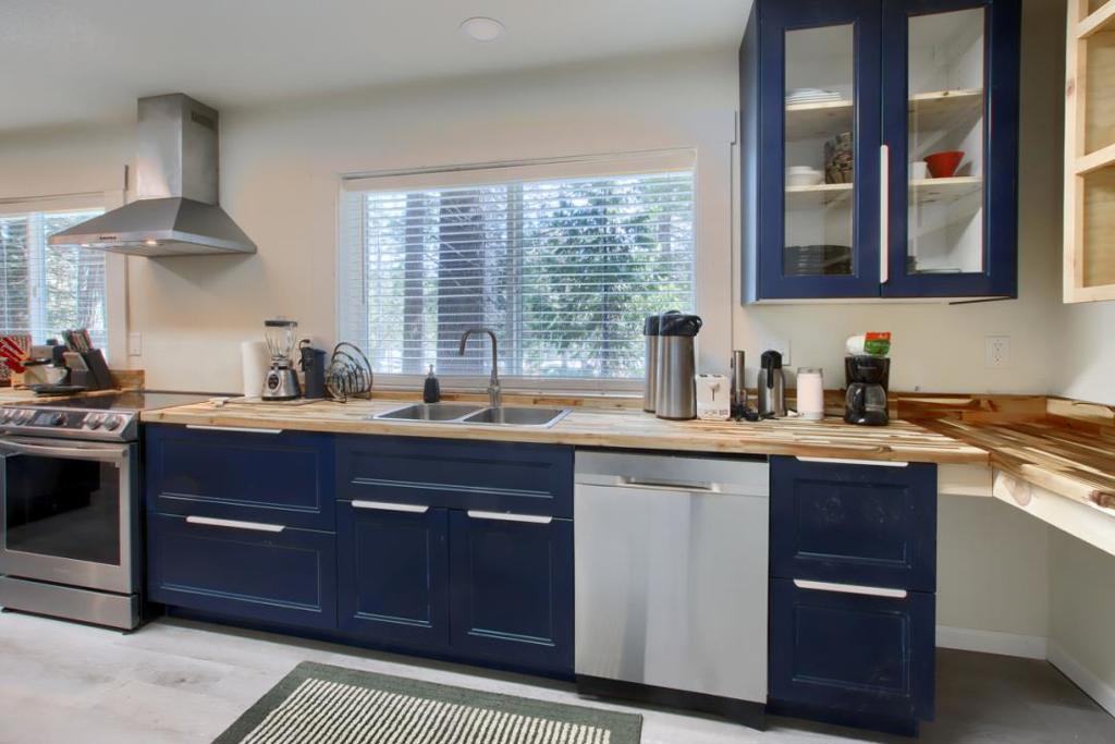 1144 Railroad Ln, Fish Camp, CA 93623