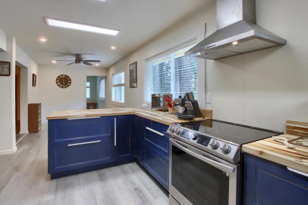 1144 Railroad Ln, Fish Camp, CA 93623