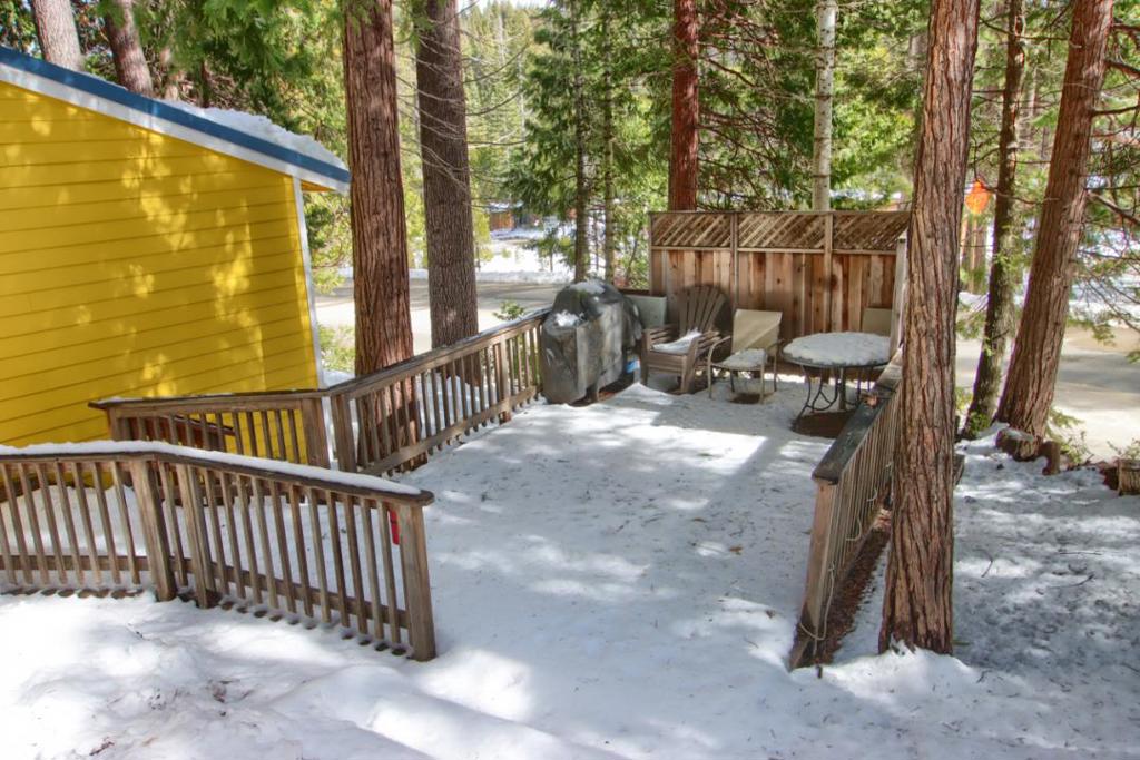 1144 Railroad Ln, Fish Camp, CA 93623