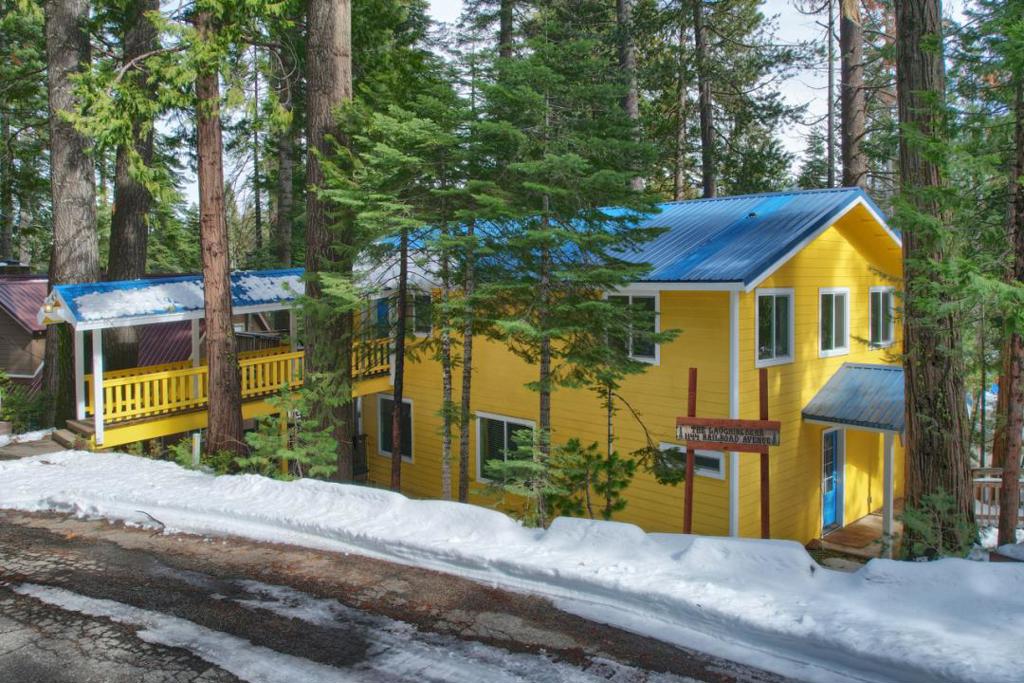 1144 Railroad Ln, Fish Camp, CA 93623