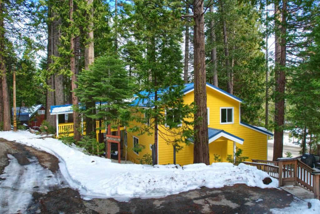 1144 Railroad Ln, Fish Camp, CA 93623