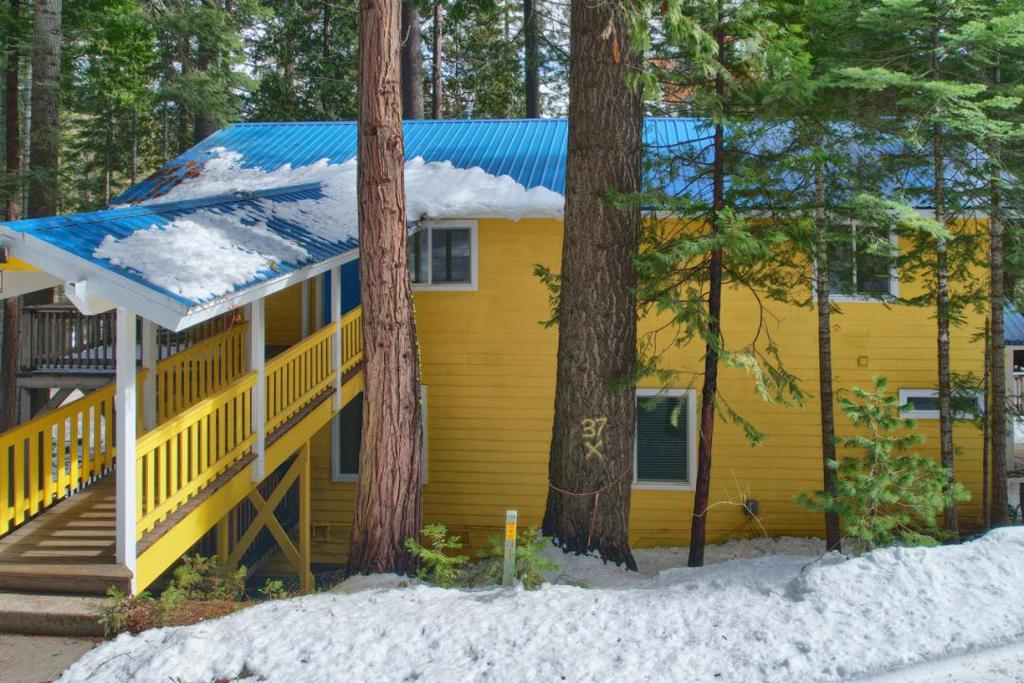 1144 Railroad Ln, Fish Camp, CA 93623