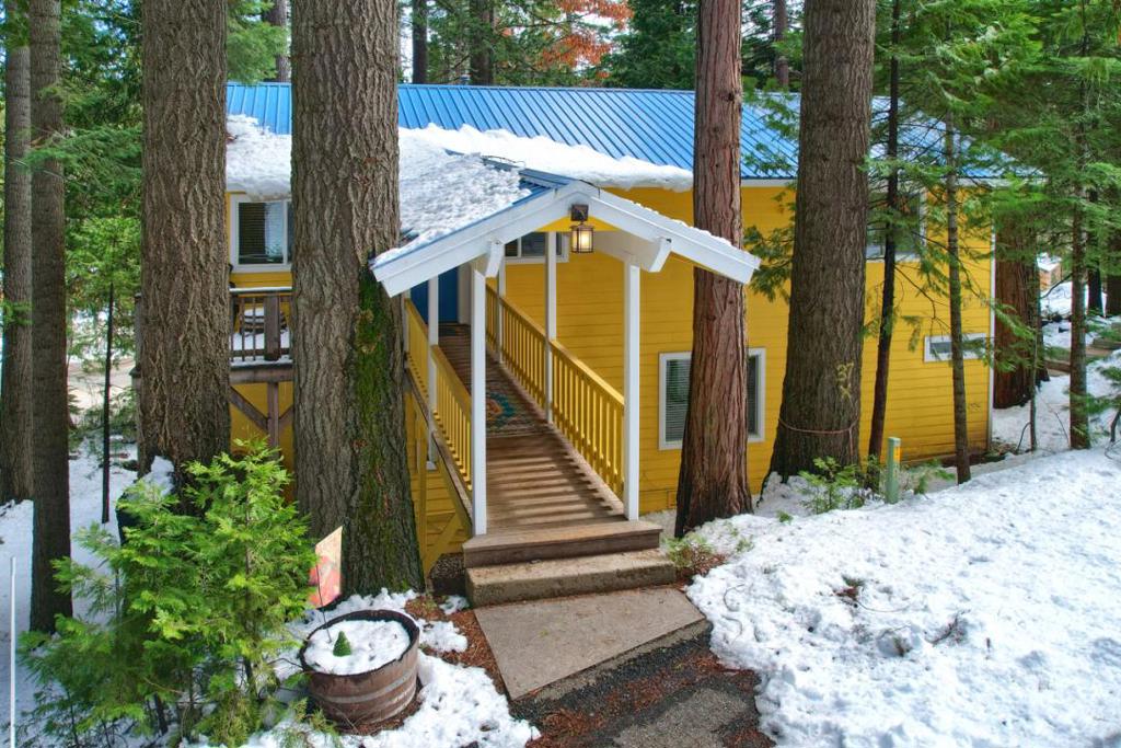 1144 Railroad Ln, Fish Camp, CA 93623