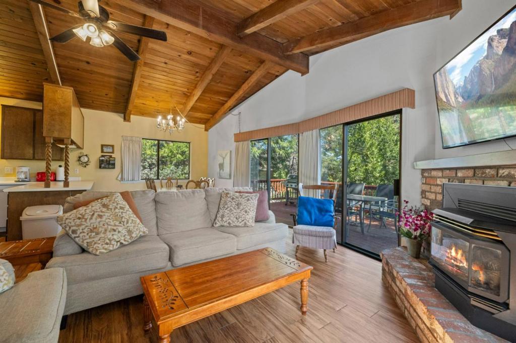 19935 Pine Mountain Dr, Groveland, CA 95321