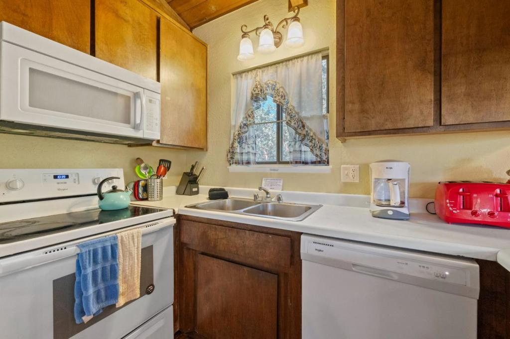 19935 Pine Mountain Dr, Groveland, CA 95321