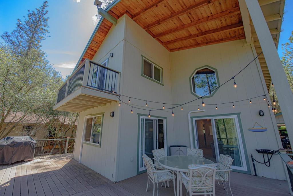 13069 Wells Fargo Dr, Groveland, CA 95321