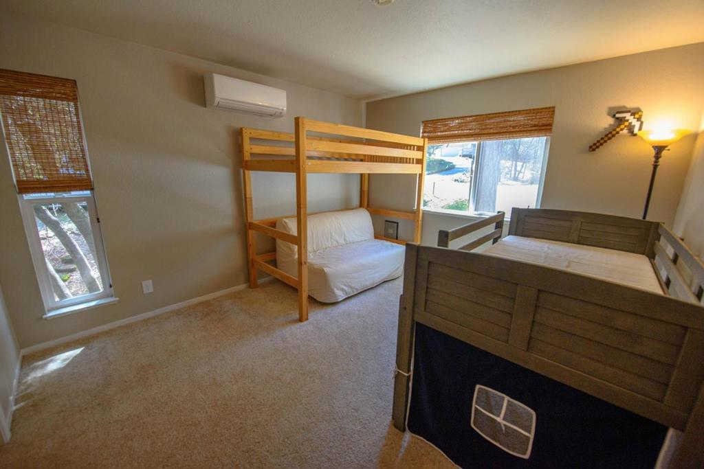 13069 Wells Fargo Dr, Groveland, CA 95321