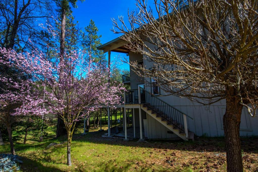 13069 Wells Fargo Dr, Groveland, CA 95321