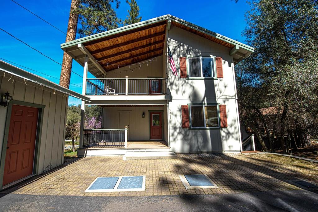 13069 Wells Fargo Dr, Groveland, CA 95321