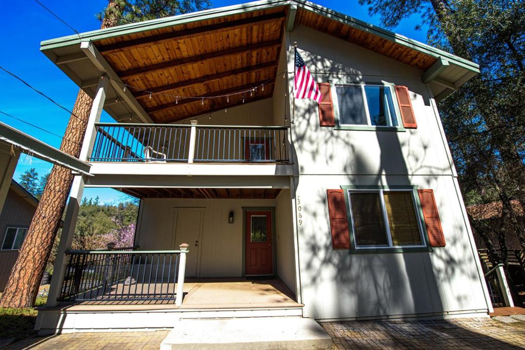 13069 Wells Fargo Dr, Groveland, CA 95321