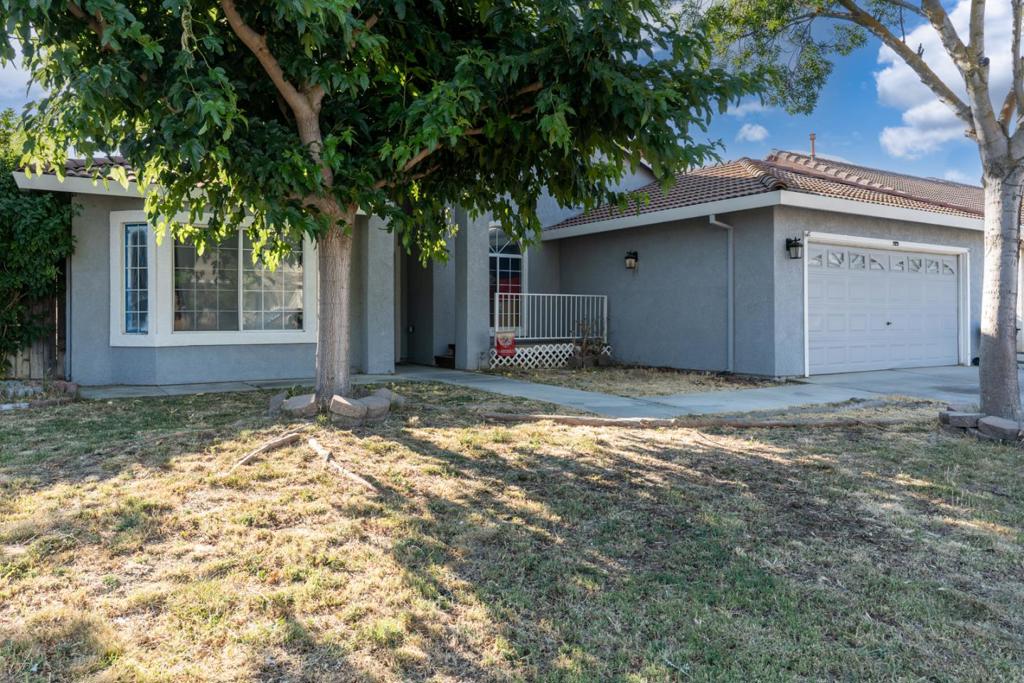 1928 Davis Dr, Los Banos, CA 93635