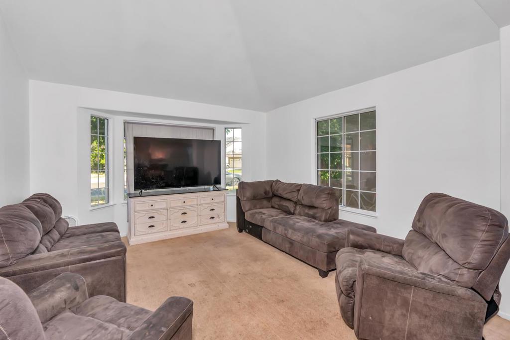 1928 Davis Dr, Los Banos, CA 93635