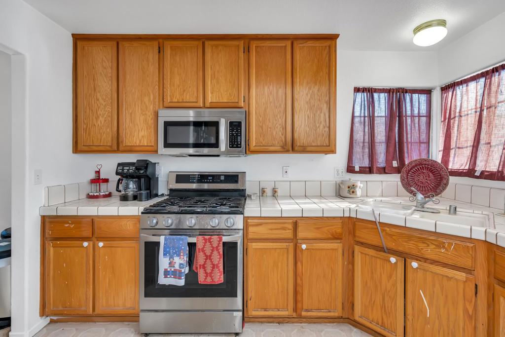 1928 Davis Dr, Los Banos, CA 93635