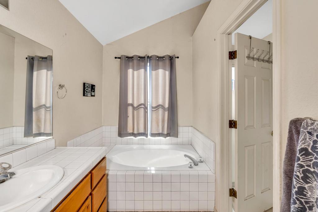 1928 Davis Dr, Los Banos, CA 93635