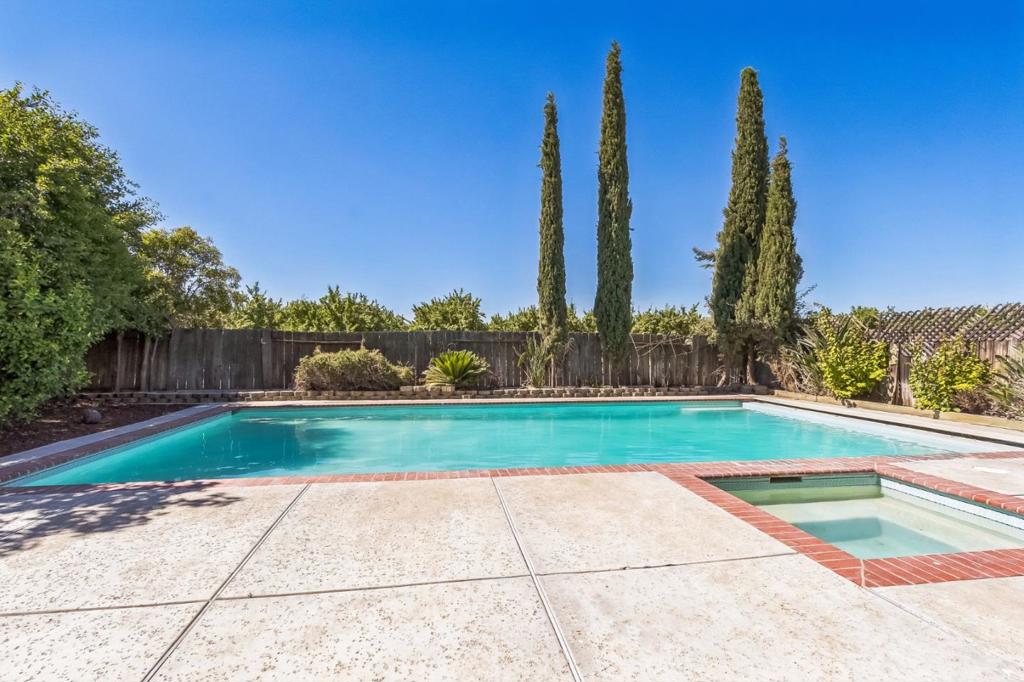 859 Sandra St, Los Banos, CA 93635