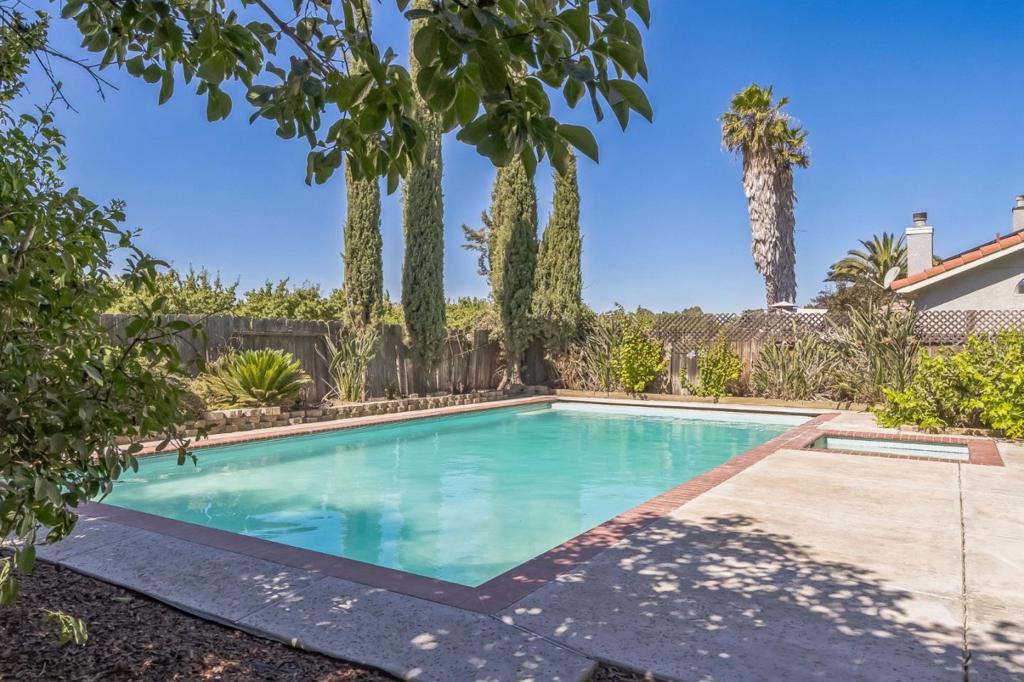 859 Sandra St, Los Banos, CA 93635