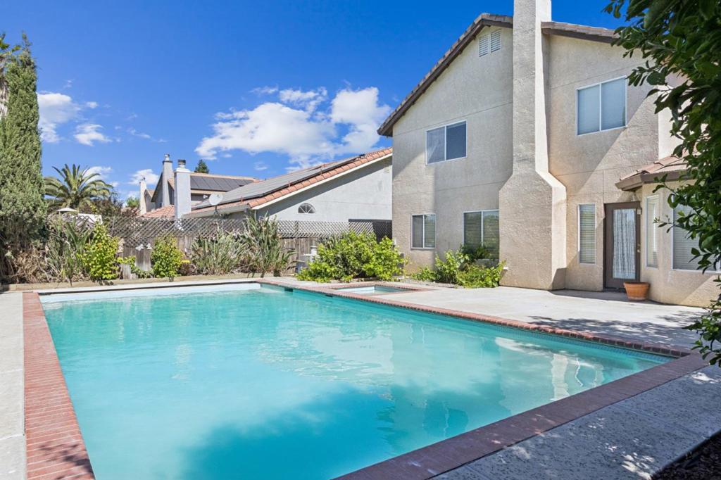 859 Sandra St, Los Banos, CA 93635