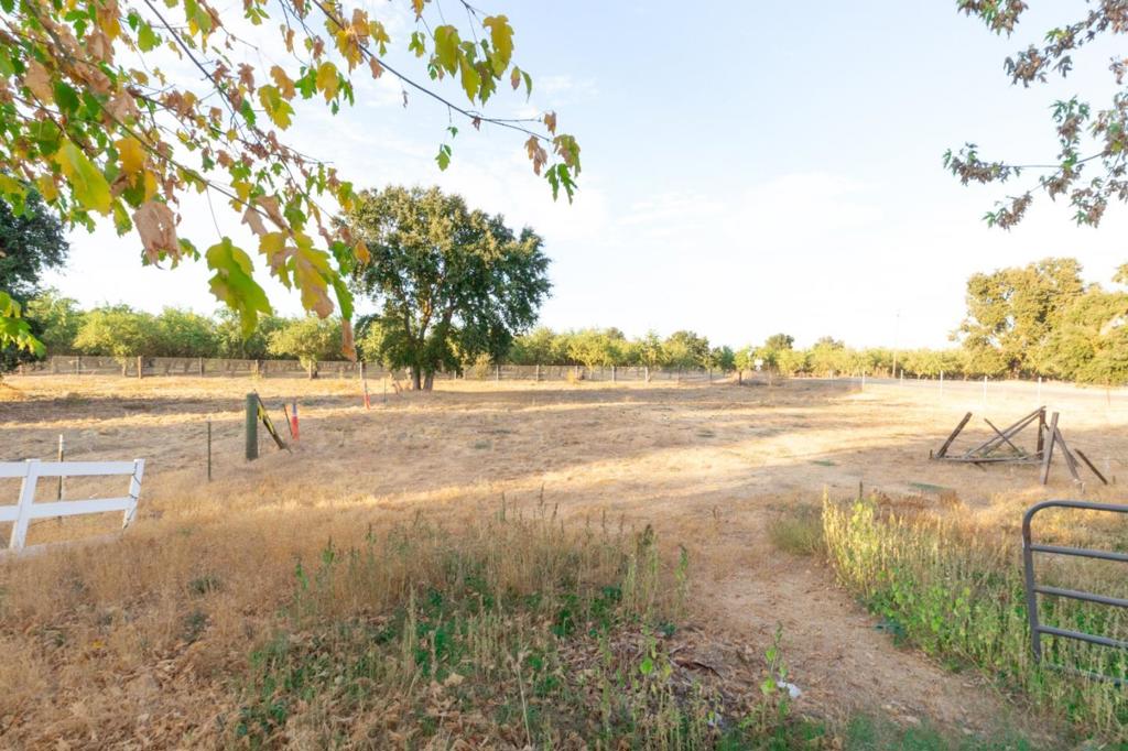 10475 Mission Ave, Le Grand, CA 95333