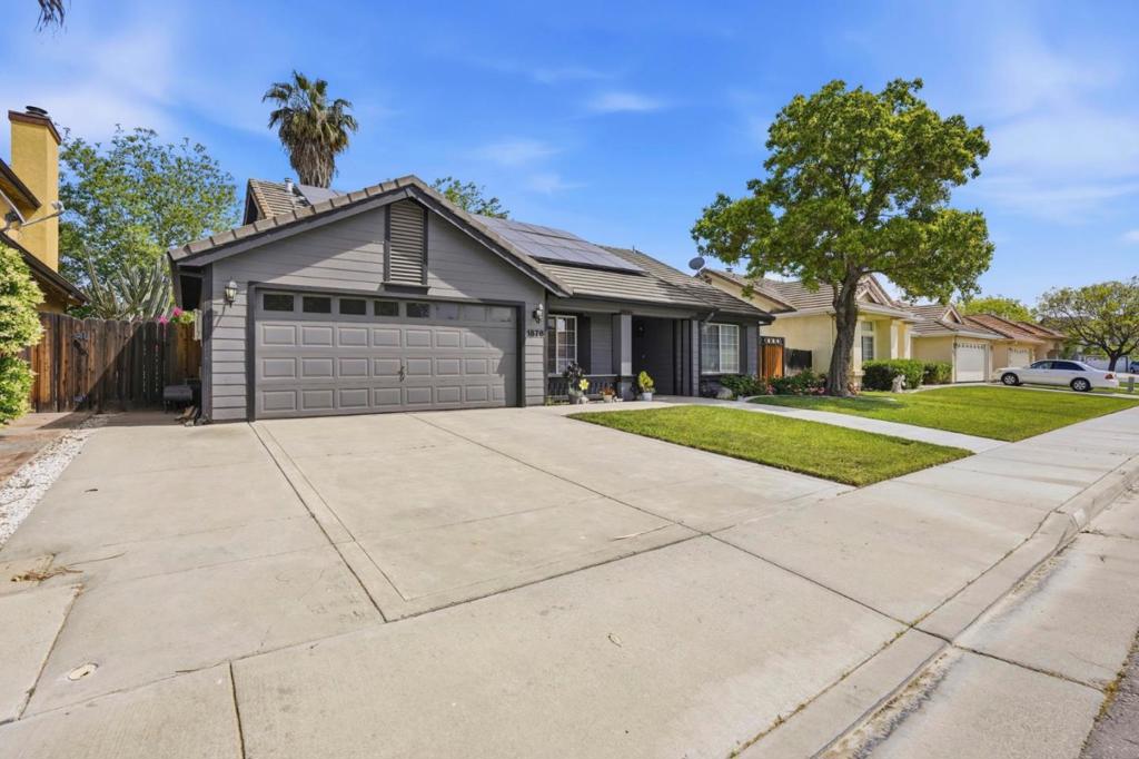 1876 Boalt Dr, Los Banos, CA 93635