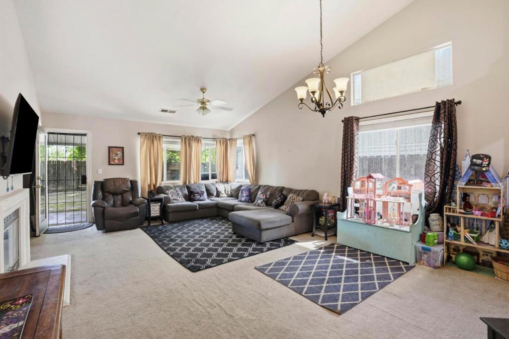 1876 Boalt Dr, Los Banos, CA 93635