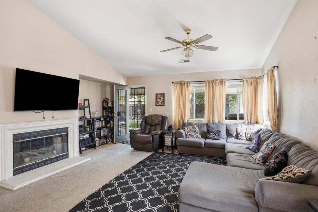 1876 Boalt Dr, Los Banos, CA 93635