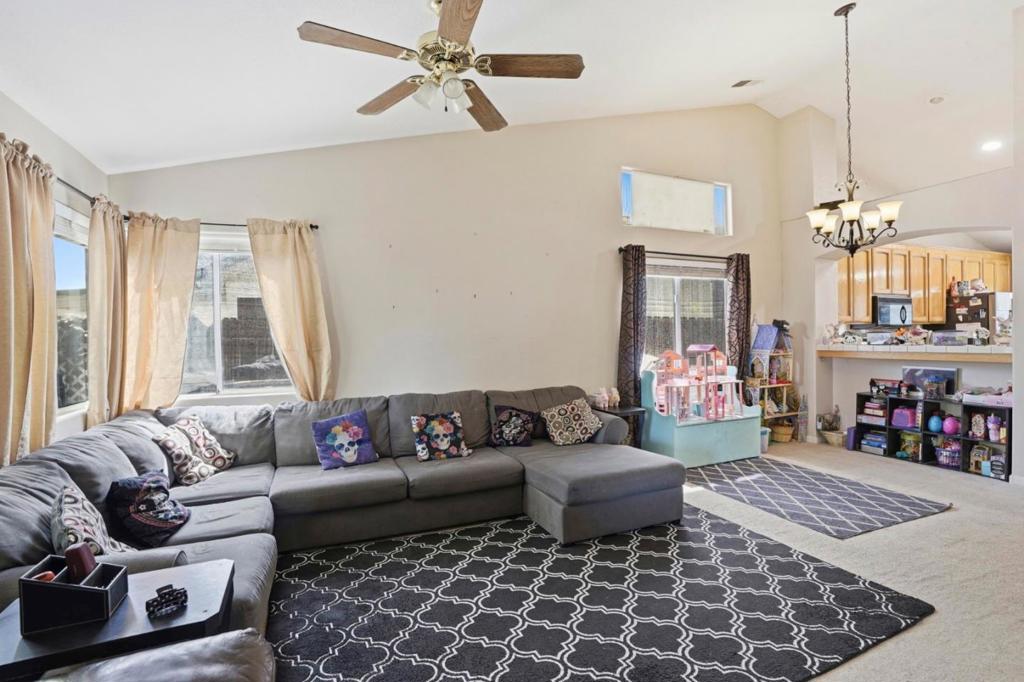 1876 Boalt Dr, Los Banos, CA 93635