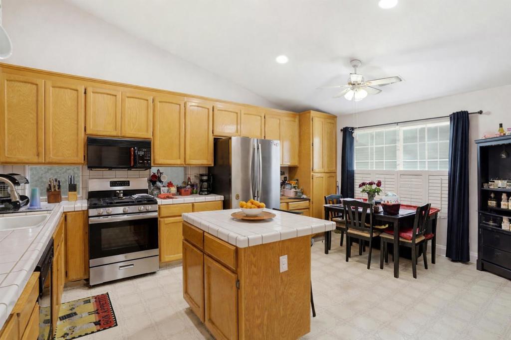 1876 Boalt Dr, Los Banos, CA 93635