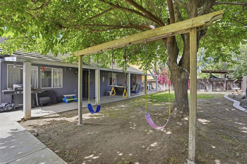 1876 Boalt Dr, Los Banos, CA 93635