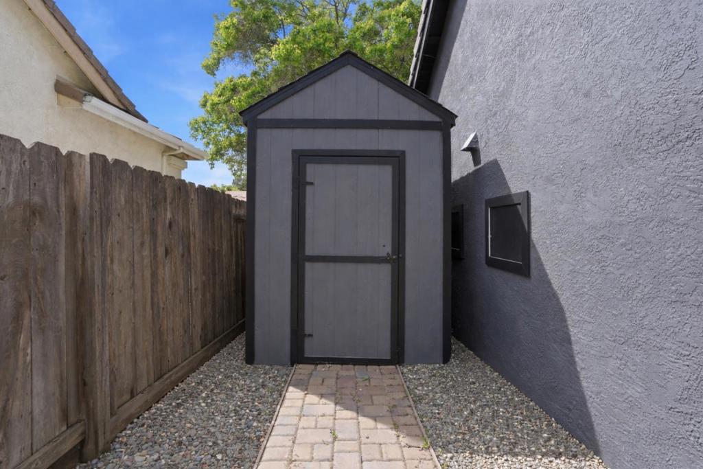 1876 Boalt Dr, Los Banos, CA 93635