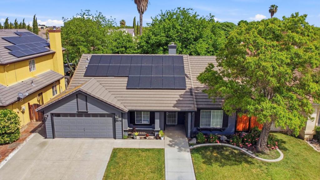 1876 Boalt Dr, Los Banos, CA 93635