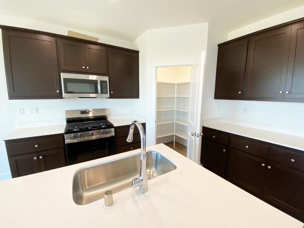 1269 Gypsum Dr #2-18, Los Banos, CA 93635