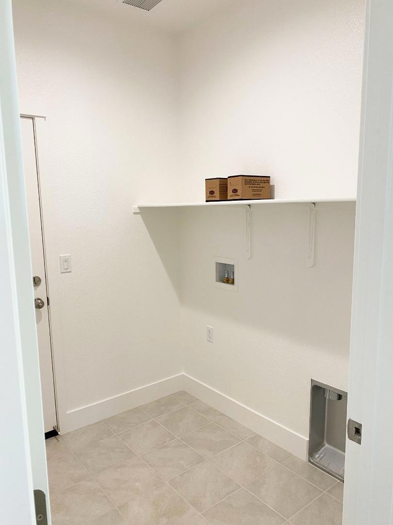 1269 Gypsum Dr #2-18, Los Banos, CA 93635