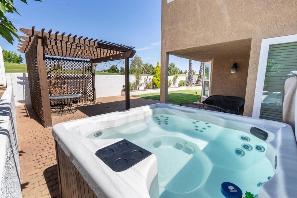 911 Saint Ann Dr, Paso Robles, CA 93446