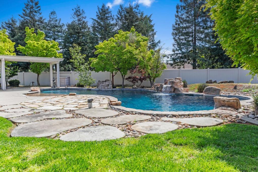 5000 Peach Blossom Ln, Oakdale, CA 95361