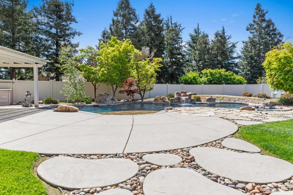 5000 Peach Blossom Ln, Oakdale, CA 95361