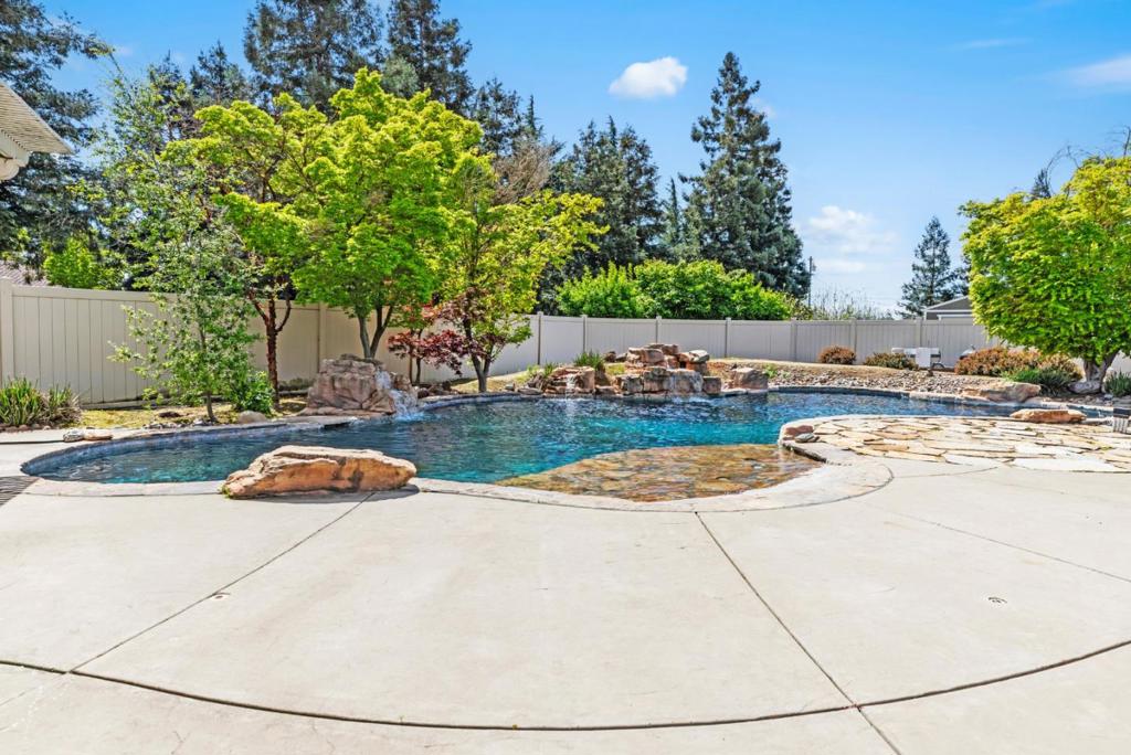 5000 Peach Blossom Ln, Oakdale, CA 95361