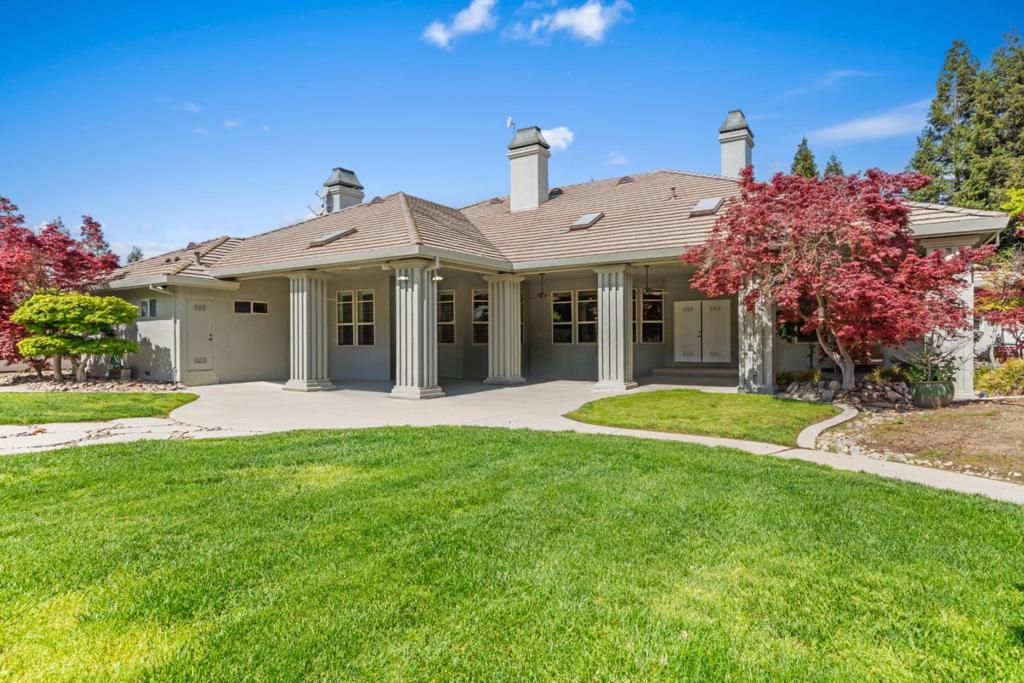 5000 Peach Blossom Ln, Oakdale, CA 95361