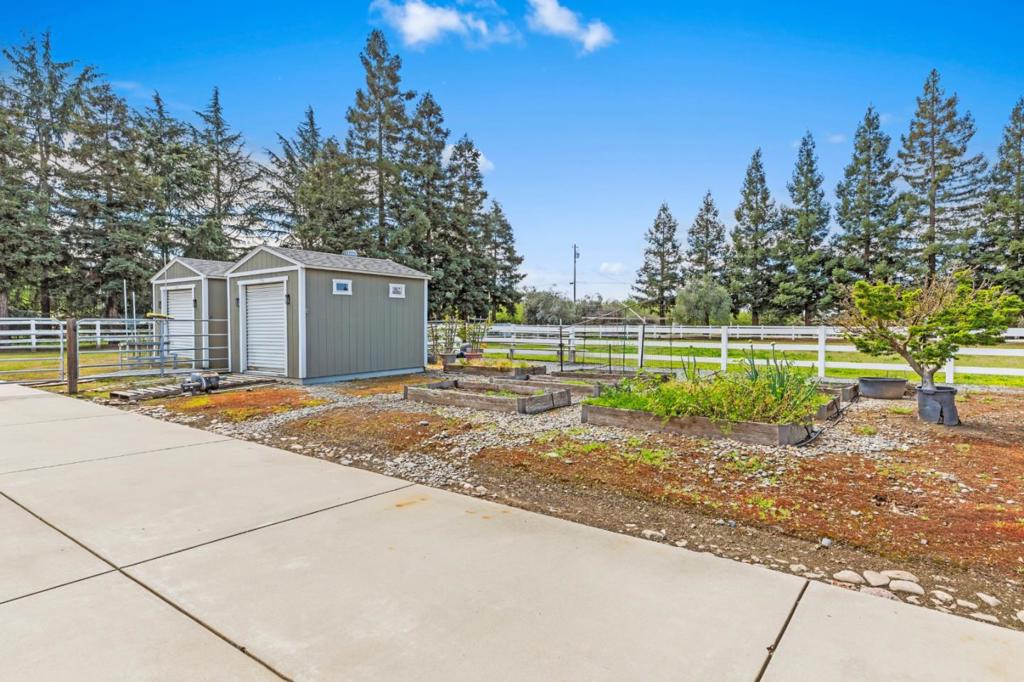 5000 Peach Blossom Ln, Oakdale, CA 95361