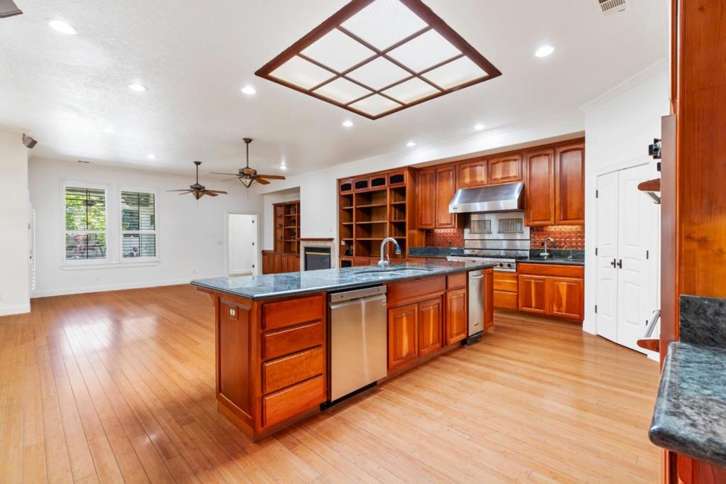 5000 Peach Blossom Ln, Oakdale, CA 95361