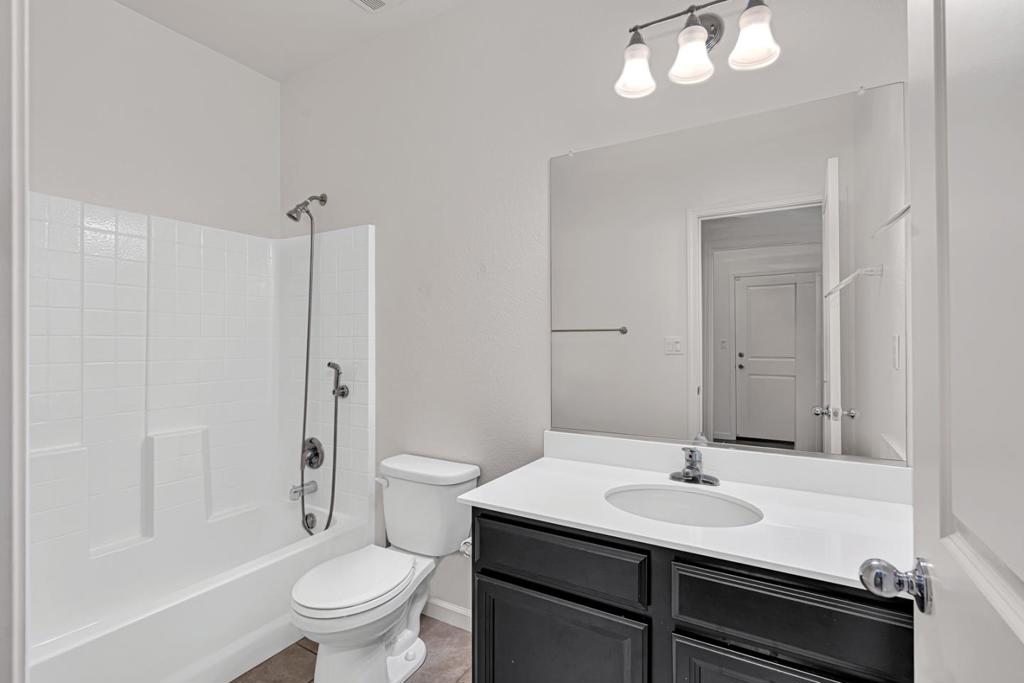 664 Amabile Dr, Los Banos, CA 93635