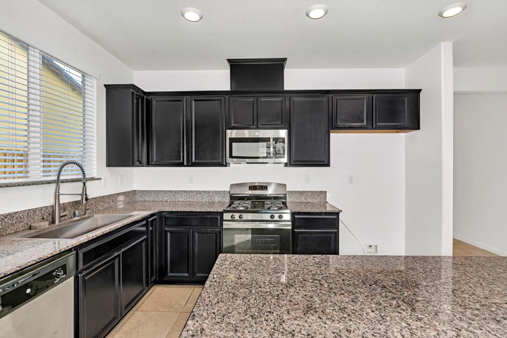 664 Amabile Dr, Los Banos, CA 93635