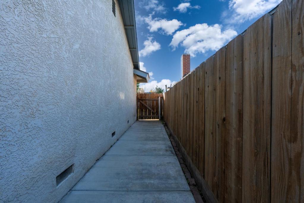 1062 Madison Ave, Los Banos, CA 93635