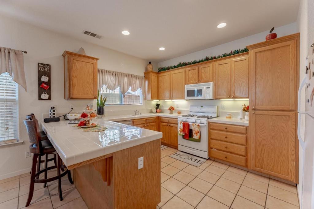 2919 Las Flores Cir, Los Banos, CA 93635