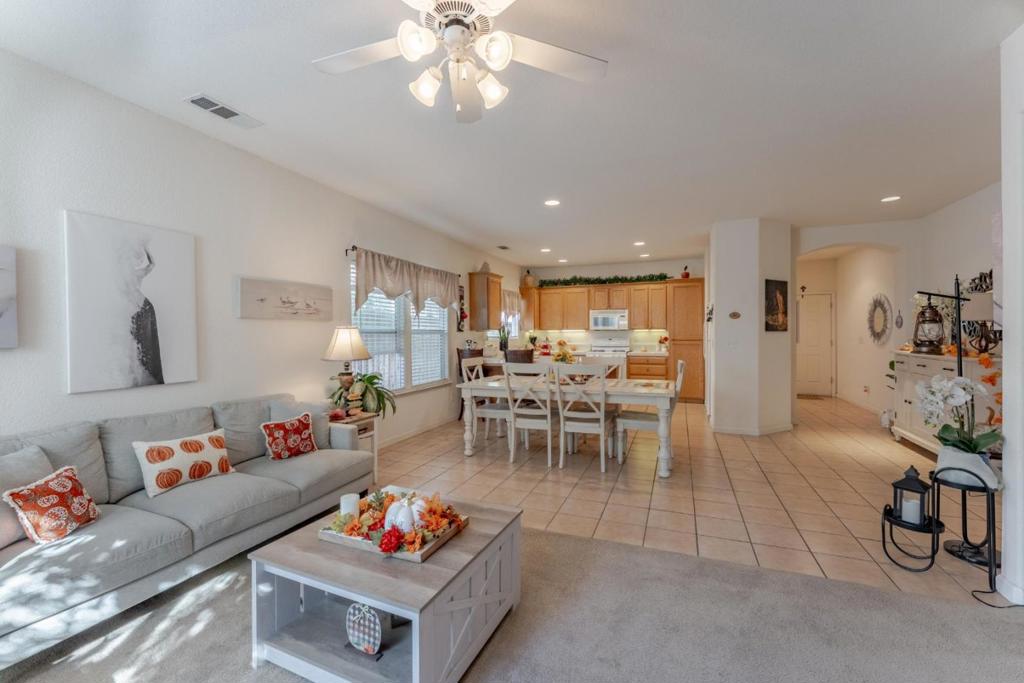 2919 Las Flores Cir, Los Banos, CA 93635