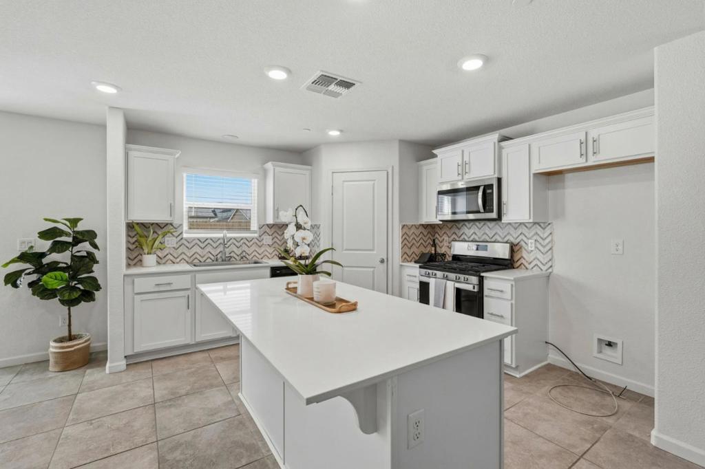 1740 Columbia Dr, Los Banos, CA 93635