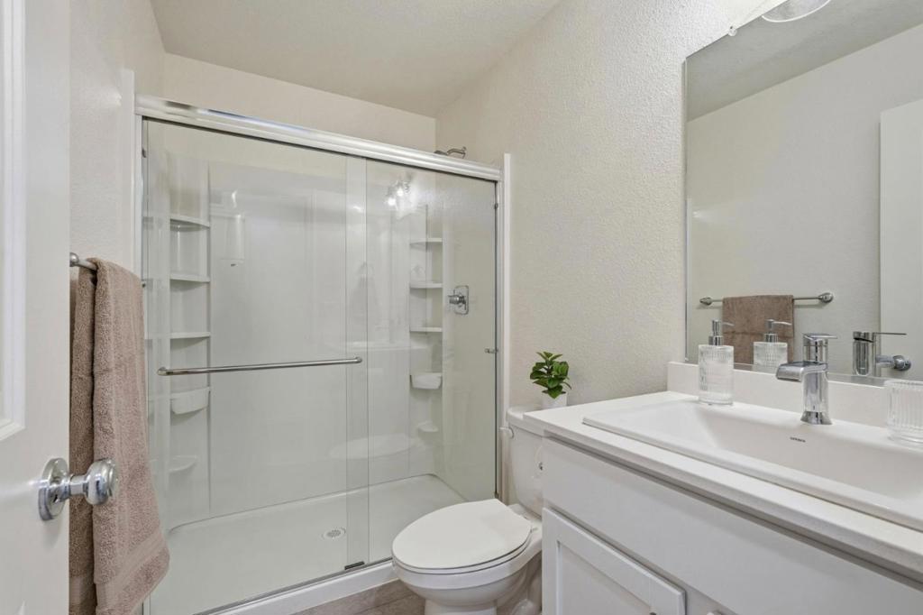 1740 Columbia Dr, Los Banos, CA 93635