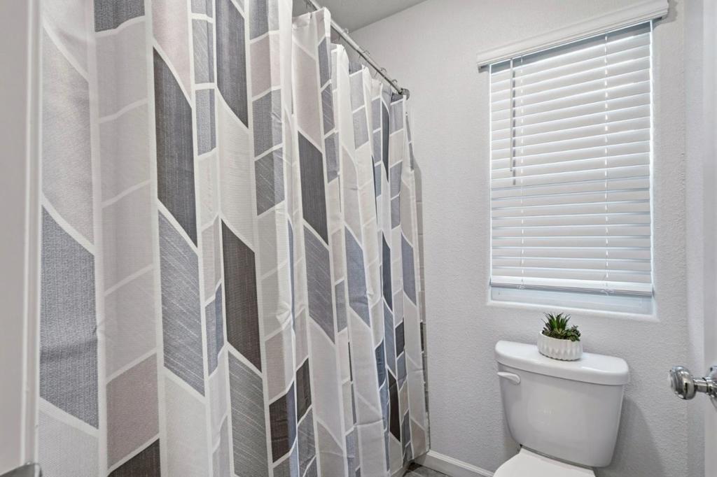 1740 Columbia Dr, Los Banos, CA 93635