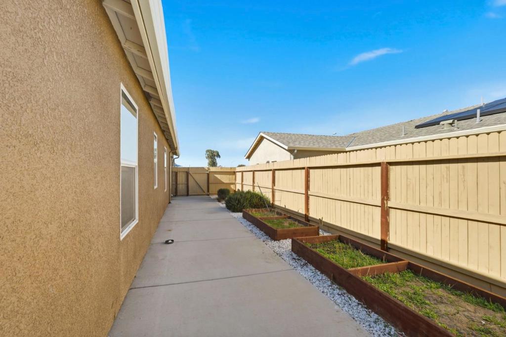 1740 Columbia Dr, Los Banos, CA 93635