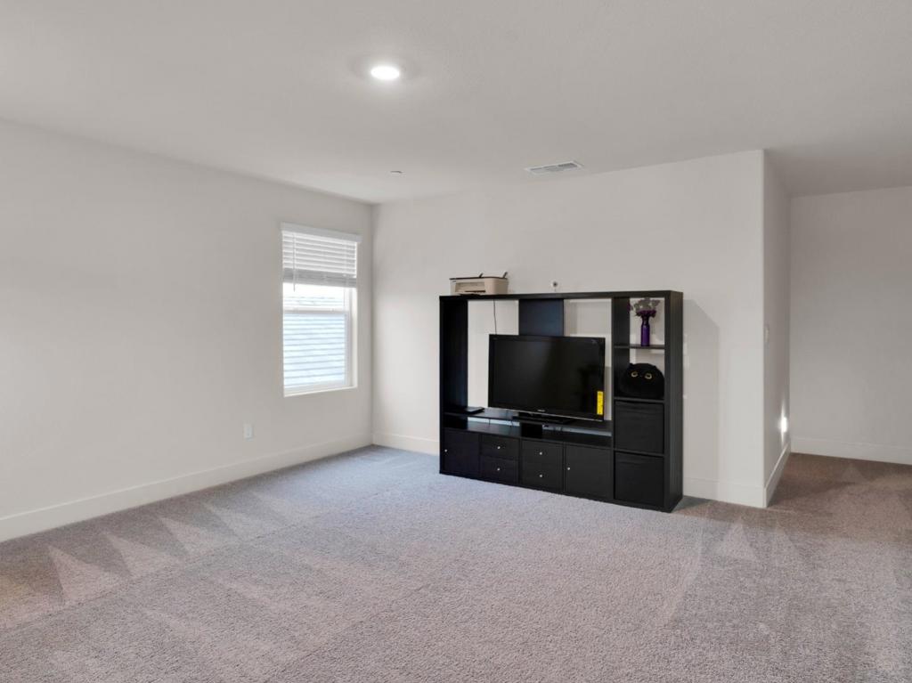 1672 Thistle Ln, Los Banos, CA 93635